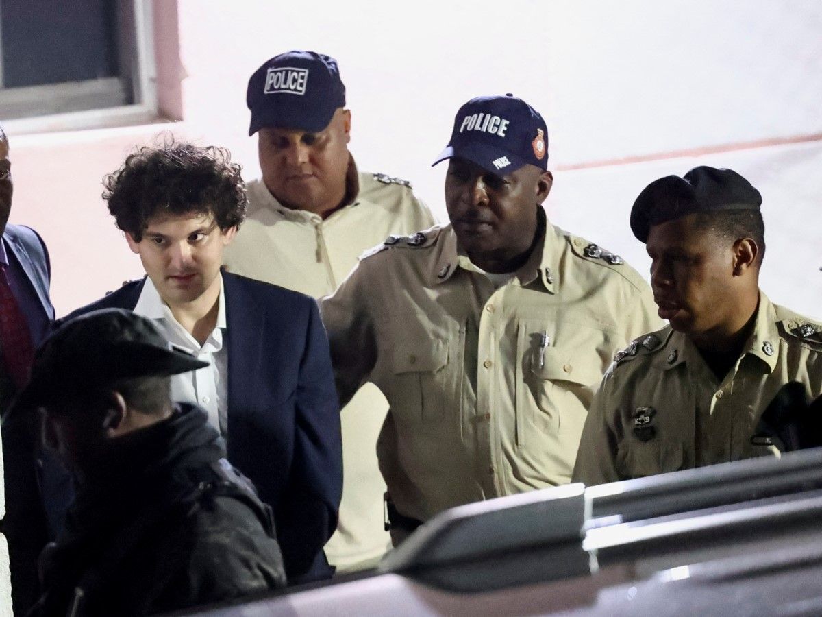 Sam Bankman-Fried bị áp giải ra khỏi tòa nhà Tòa sơ thẩm sau khi bị bắt. Nguồn: REUTERS.